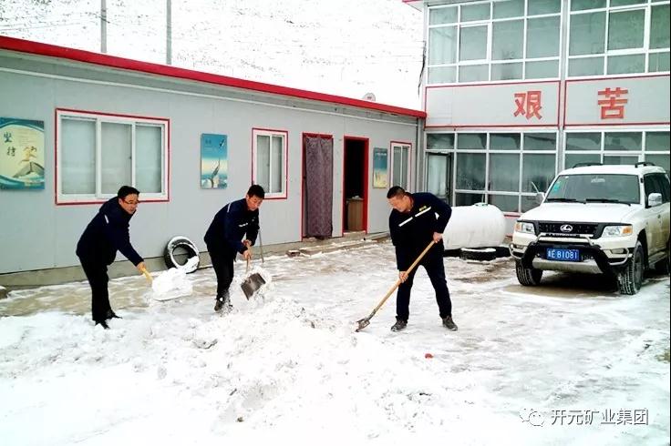 人間四月芳菲盡，山中春雪還復(fù)來