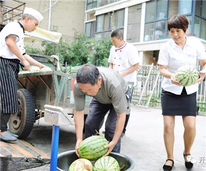 買下一整車西瓜，讓瓜農(nóng)早點回家